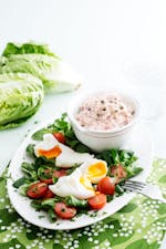 Tonfisksallad med pocherade ägg