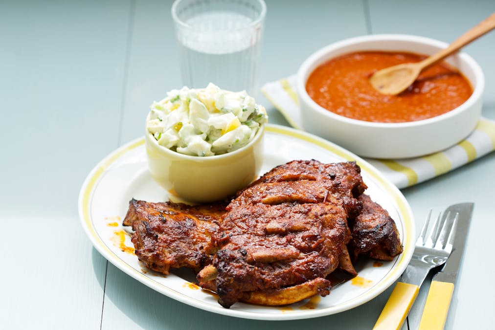 BBQ-ribs med krämig squashsallad