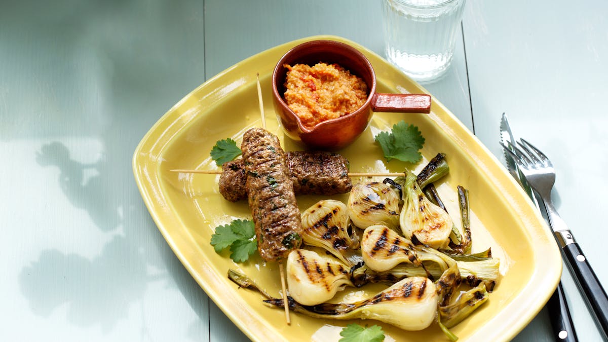 Orientaliska färsspett med grillad färsk lök