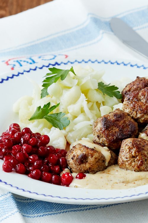 Köttbullar med gräddsås och lingon