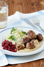 Köttbullar med gräddsås och lingon