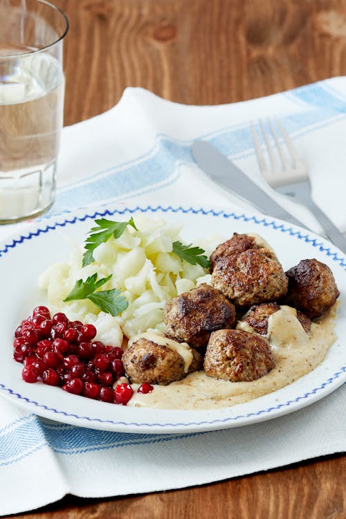 Köttbullar med gräddsås och lingon
