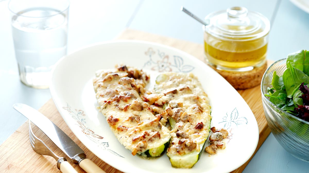 Zucchinibåtar med krämig svampfyllning