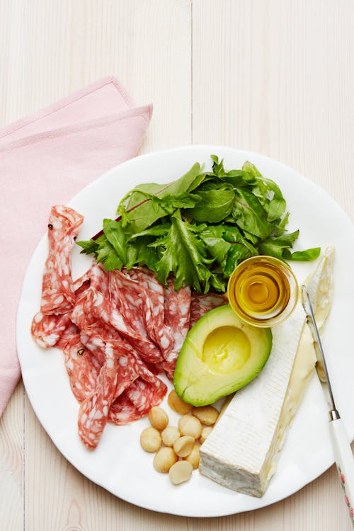 Brie- och salamitallrik