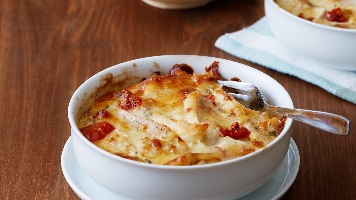 Kycklinggratäng med tomat och bacon