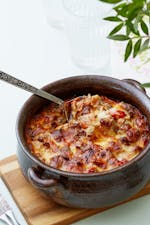 Köttfärsgratäng med bacon och tomat