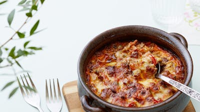 Köttfärsgratäng med bacon och tomat