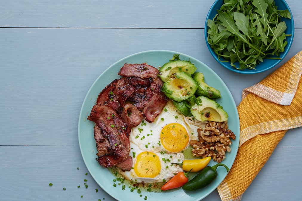 Plocktallrik med bacon och avokado