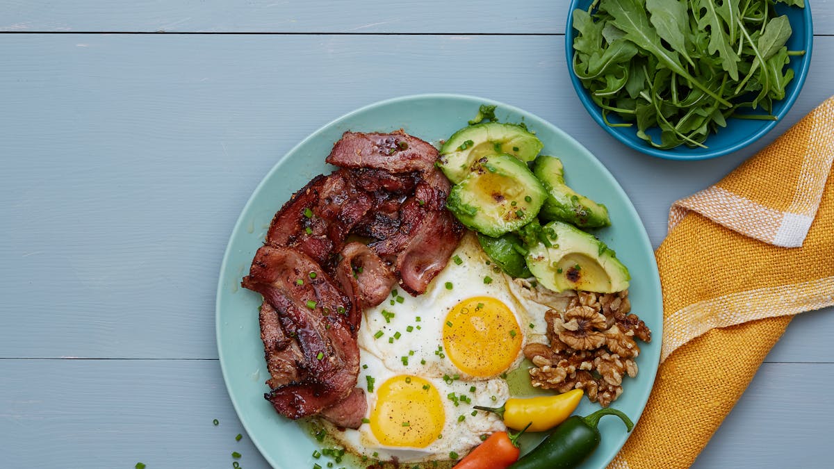 Plocktallrik med bacon och avokado