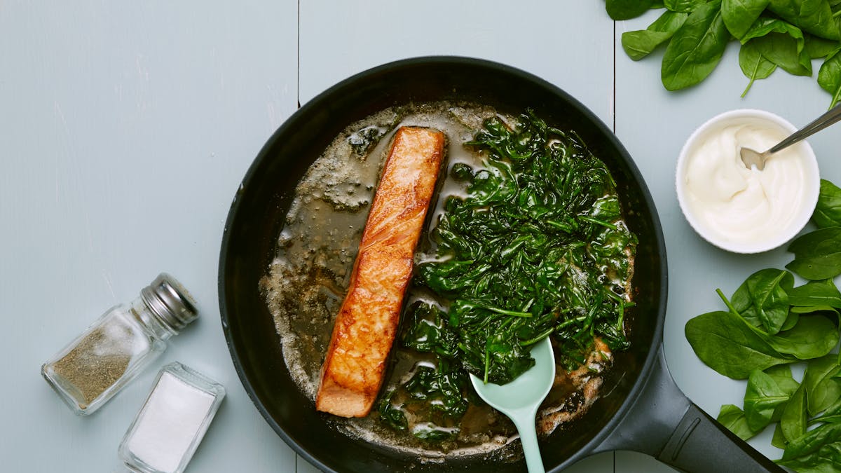 Smörstekt lax med spenat