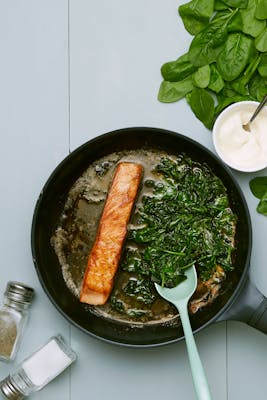 Smörstekt lax med spenat