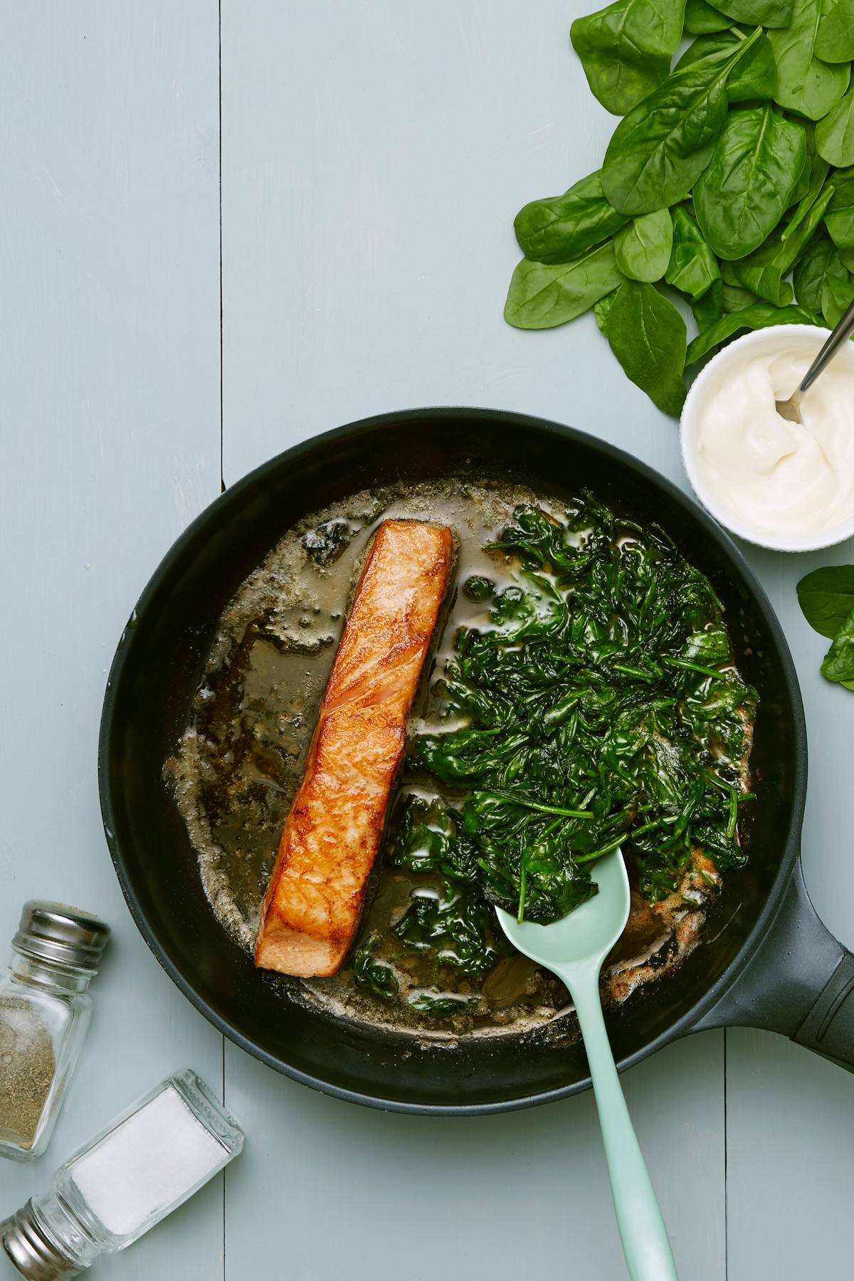 Smörstekt lax med spenat