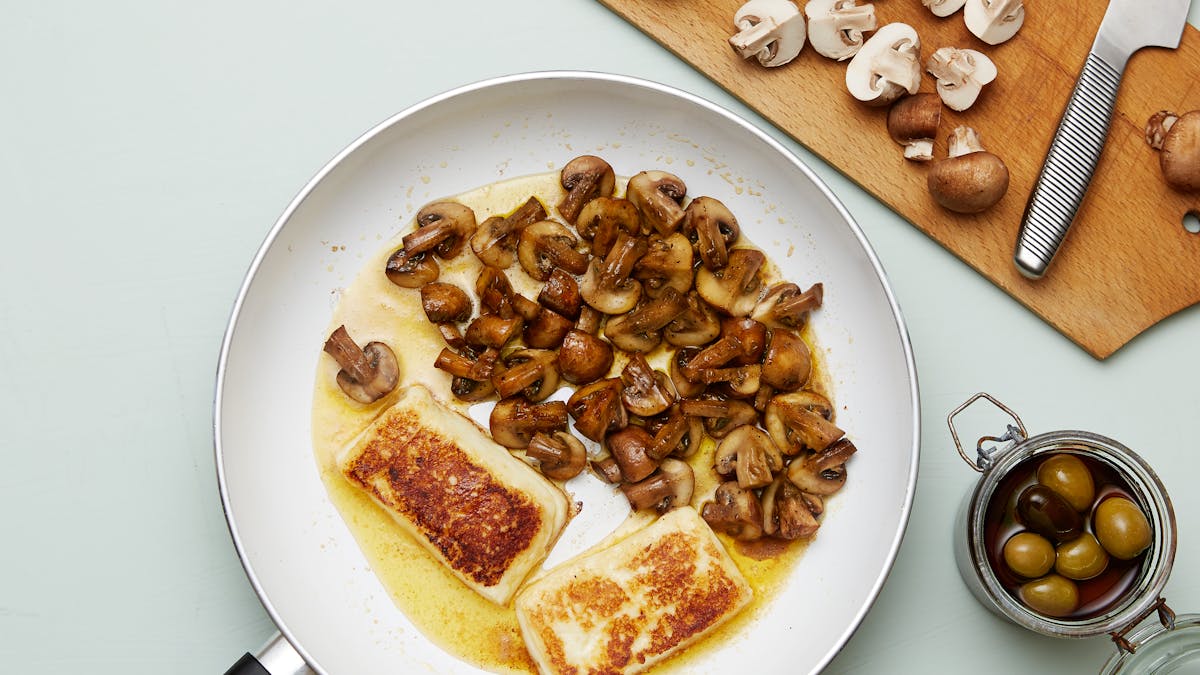 Halloumi med smörstekta champinjoner
