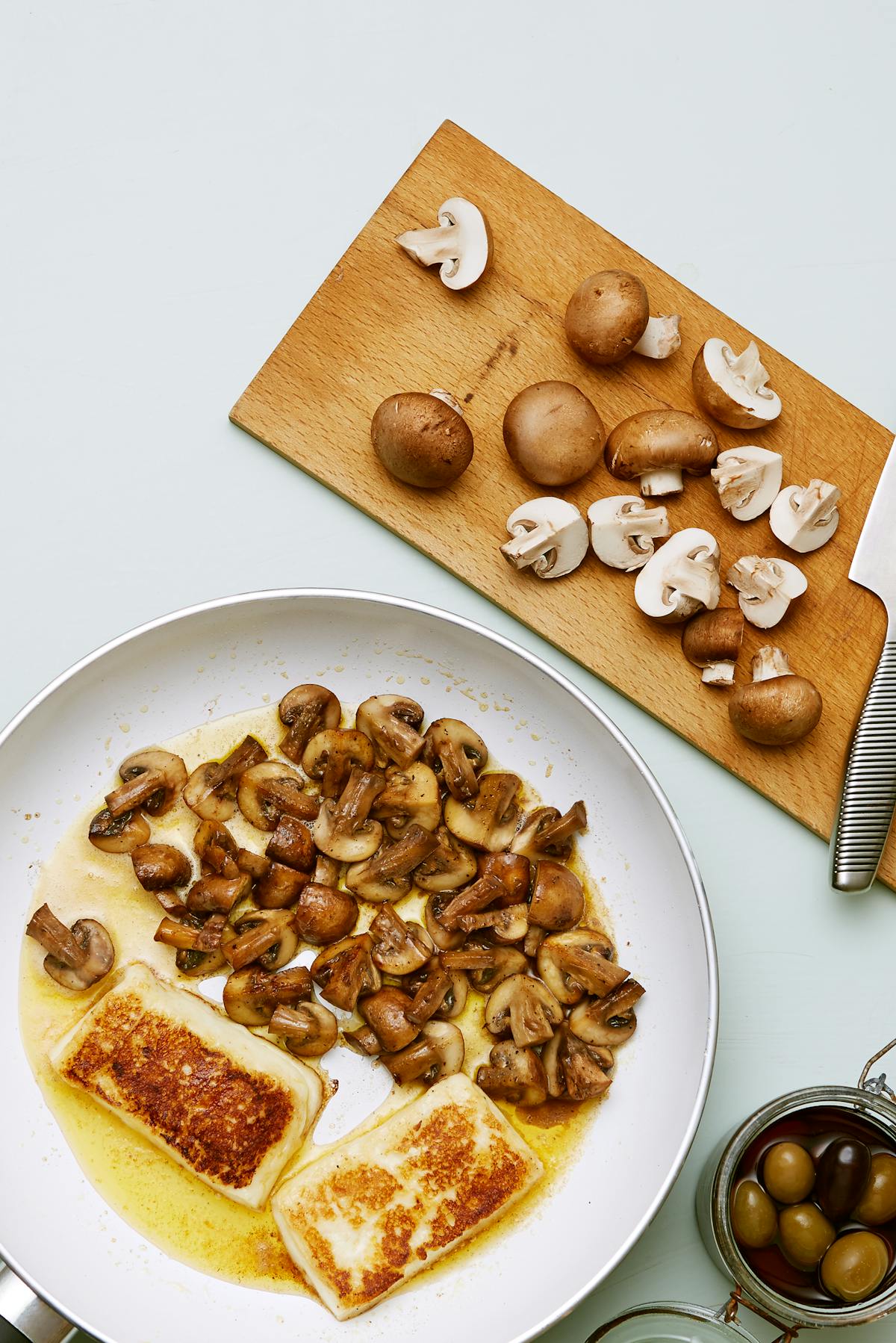 Halloumi med smörstekta champinjoner