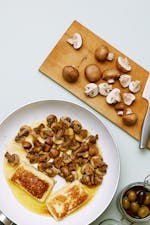 Halloumi med smörstekta champinjoner