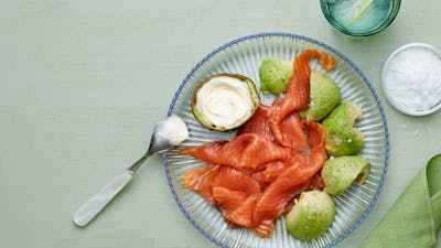 Laxtallrik med avokado och majo