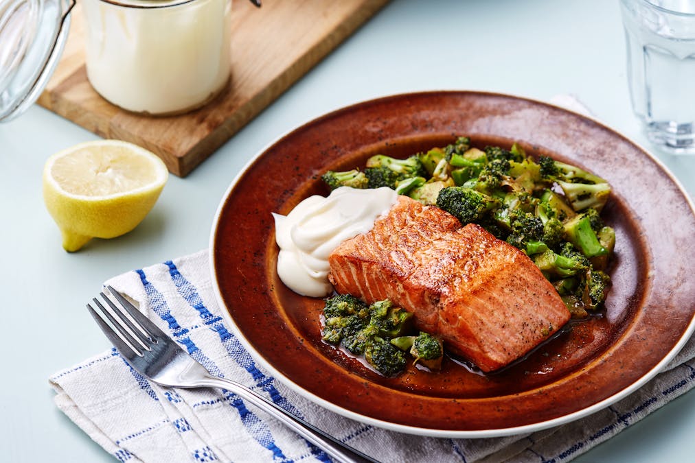 Stekt lax med broccoli och citronmajo