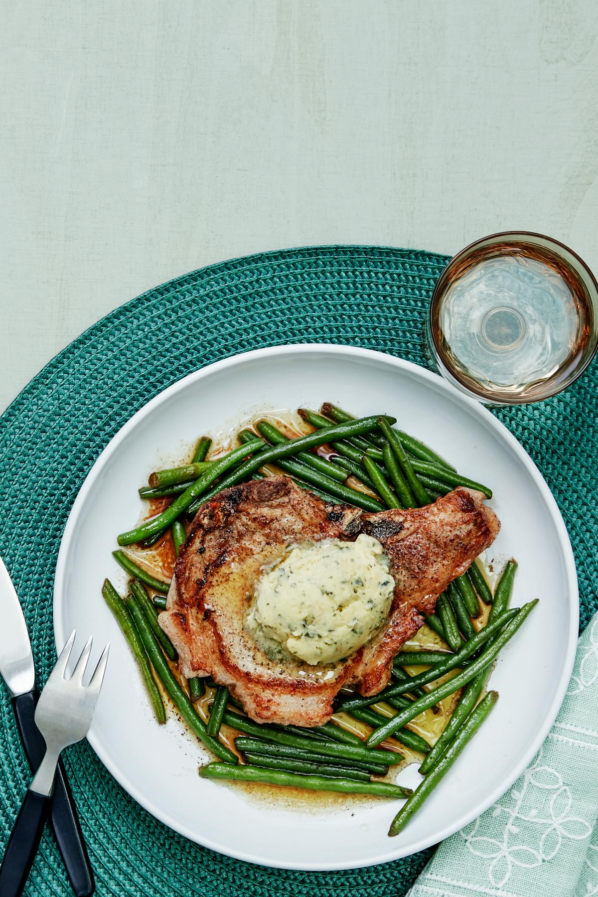 Fläskkotletter med haricots verts och vitlökssmör