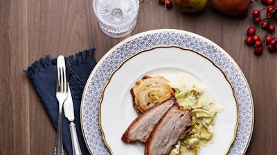 Helstekt sidfläsk med gräddstuvad spetskål