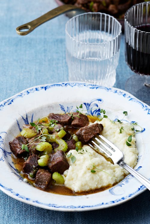 Klassisk högrevsgryta med blomkålsmos