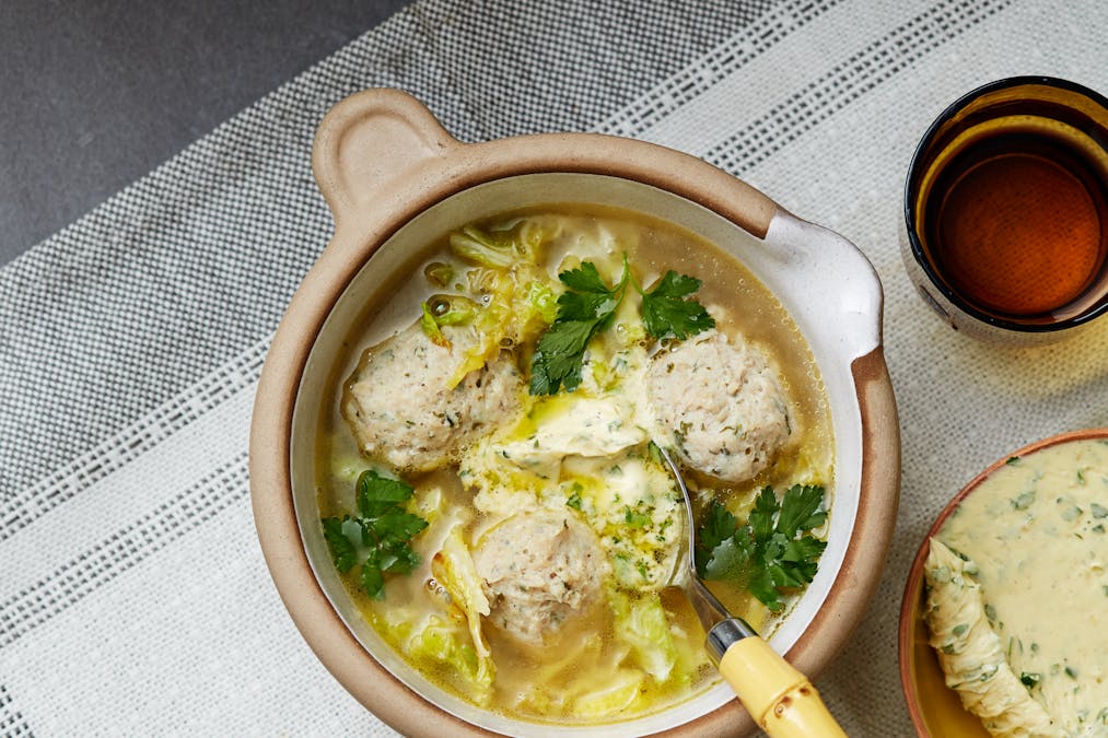 Soppa med kycklingfrikadeller och persiljesmör