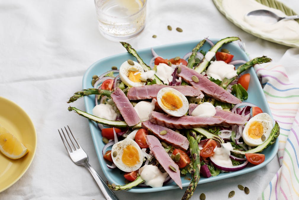 Sallad med grillad tonfisk och vitlöksdressing