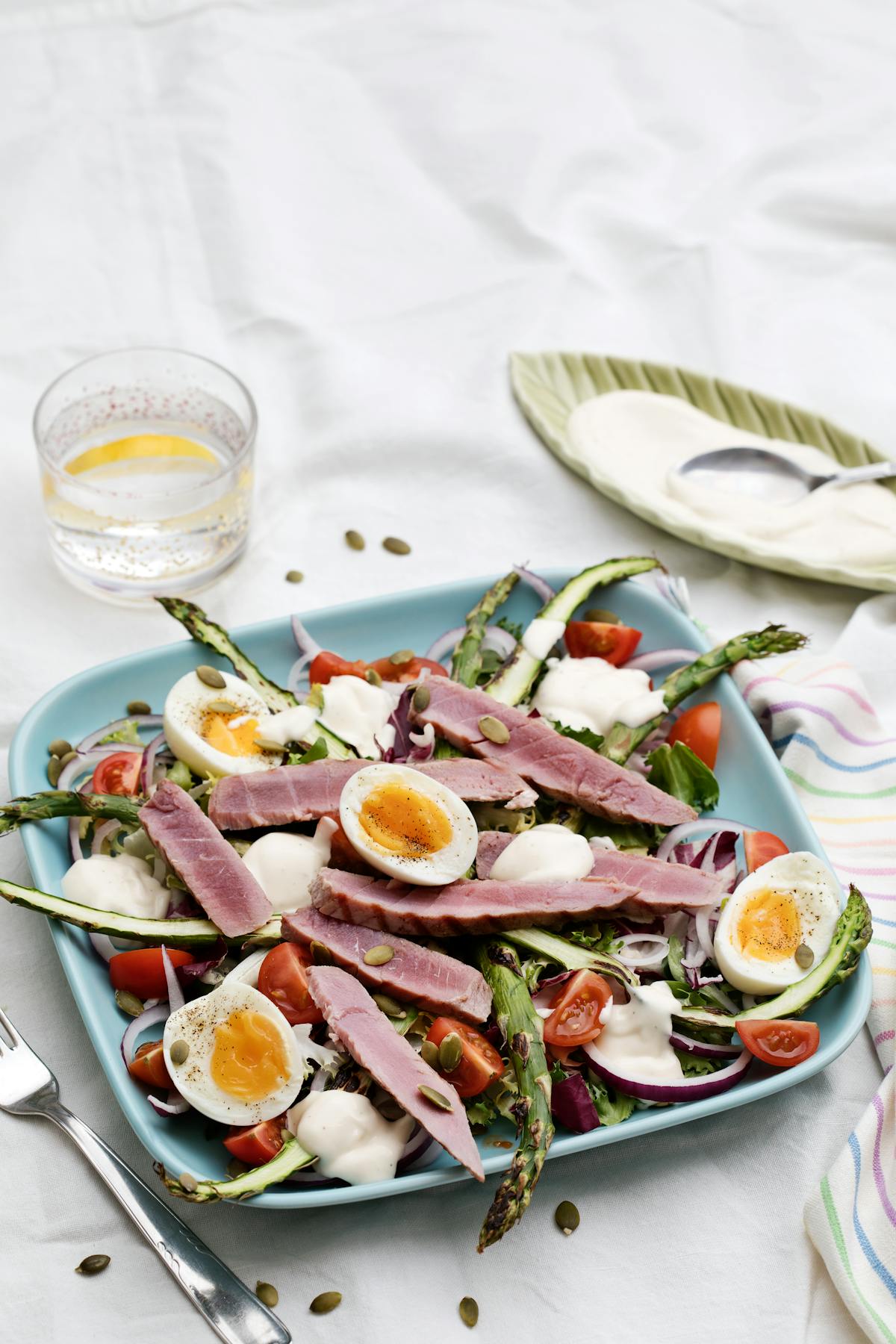 Sallad med grillad tonfisk och vitlöksdressing