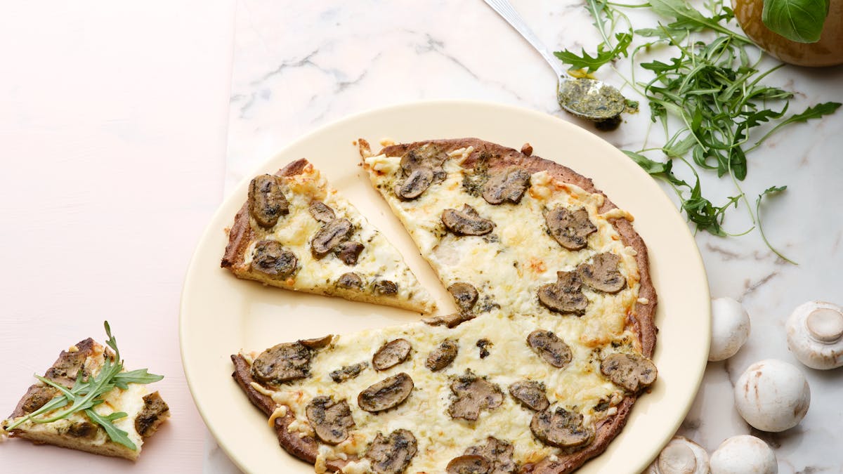 Pizza bianca med pesto och champinjoner