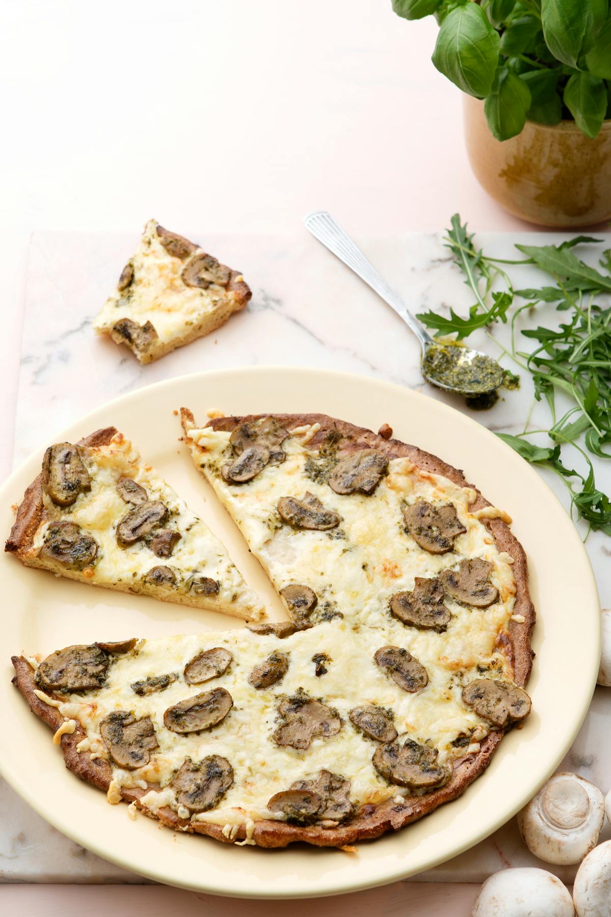 Pizza bianca med pesto och champinjoner