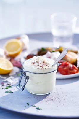 Libanesisk vitlökskräm (toum)