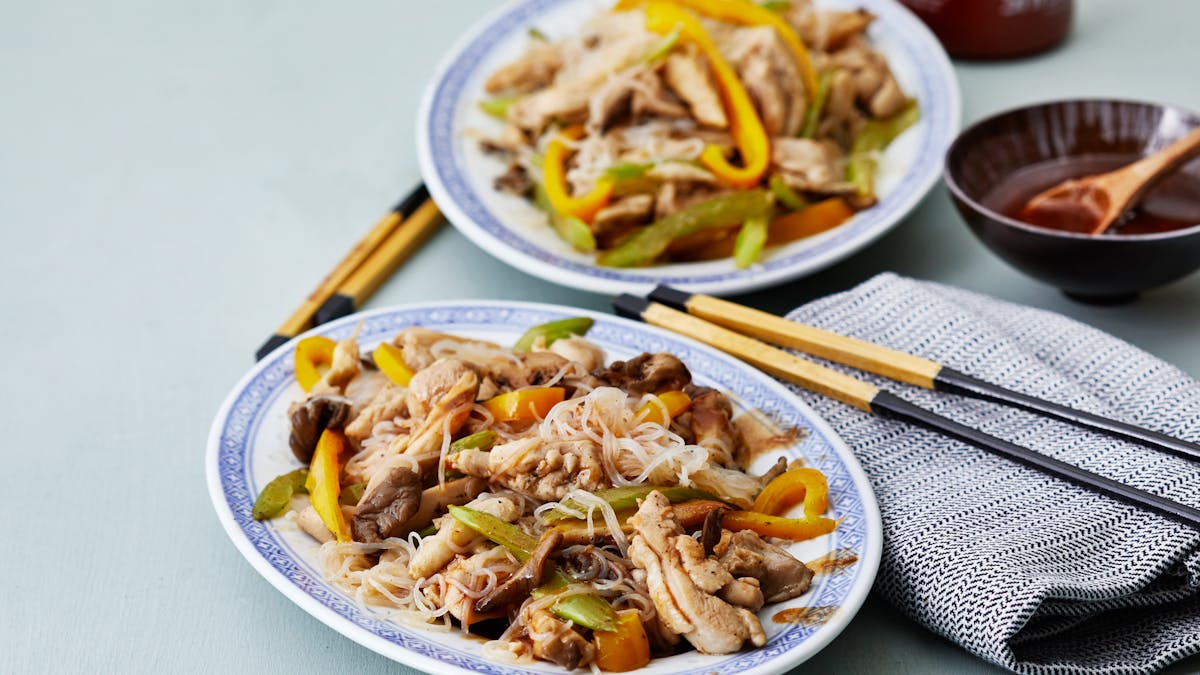 Kycklingwok med shiratakinudlar