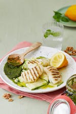Grillad fisk med hyvlad zucchini och kålpesto