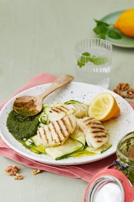 Grillad fisk med hyvlad zucchini och kålpesto