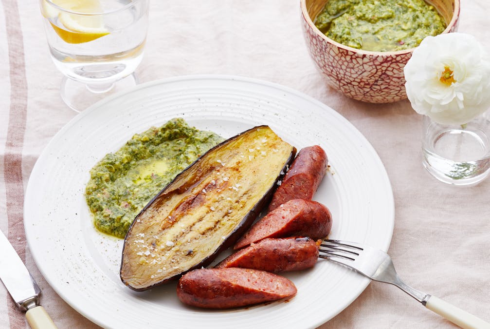 Ugnsbakad aubergine med chorizo och avokadosås