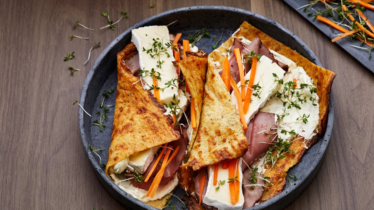 Glutenfri wrap med rostbiff, brie och krassekräm