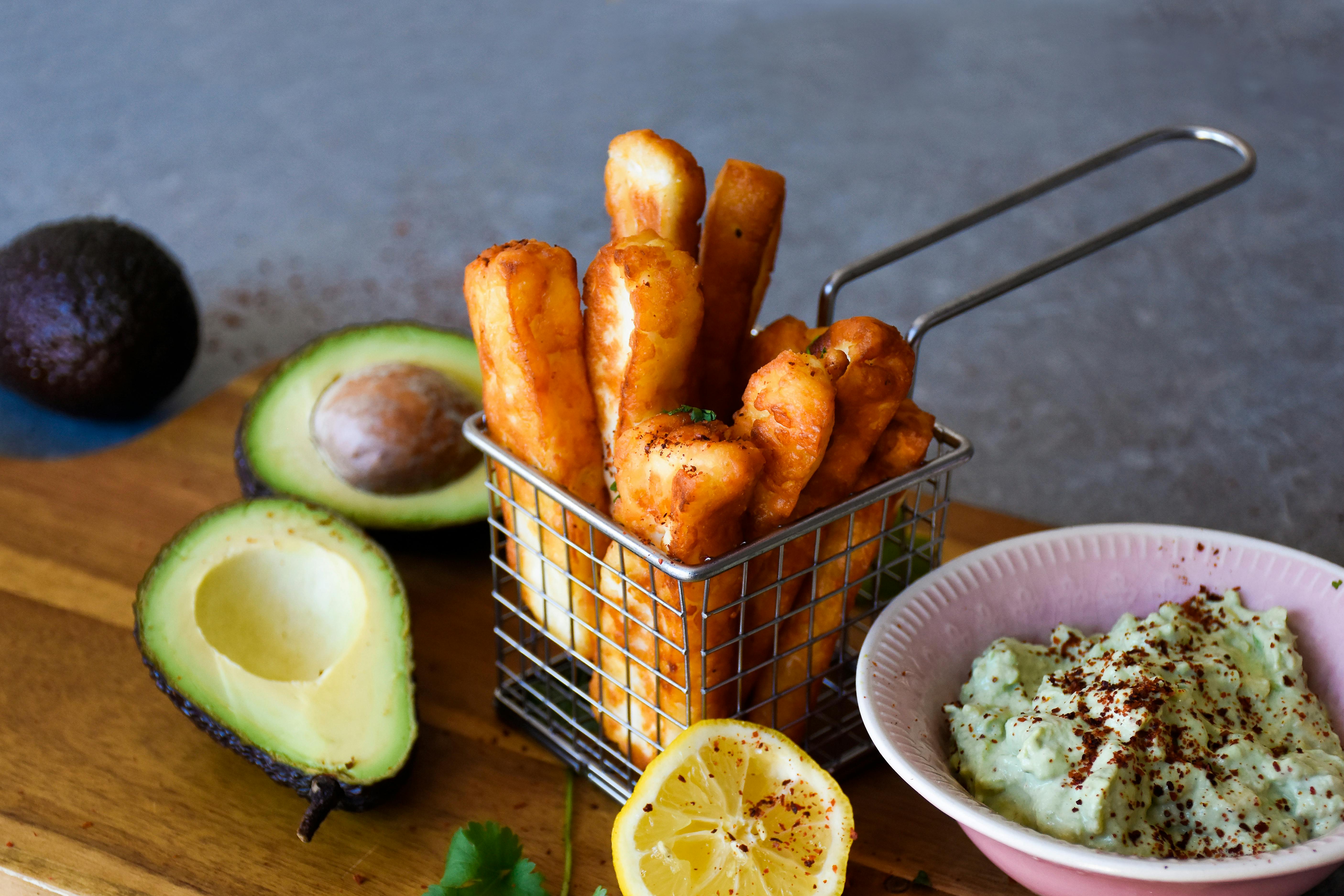 Halloumi fries med avokadodipp