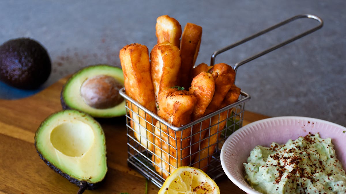 Halloumi fries med avokadodipp
