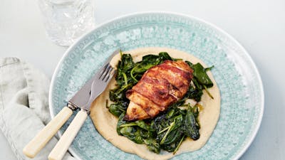 Baconlindad kyckling med blomkålspuré