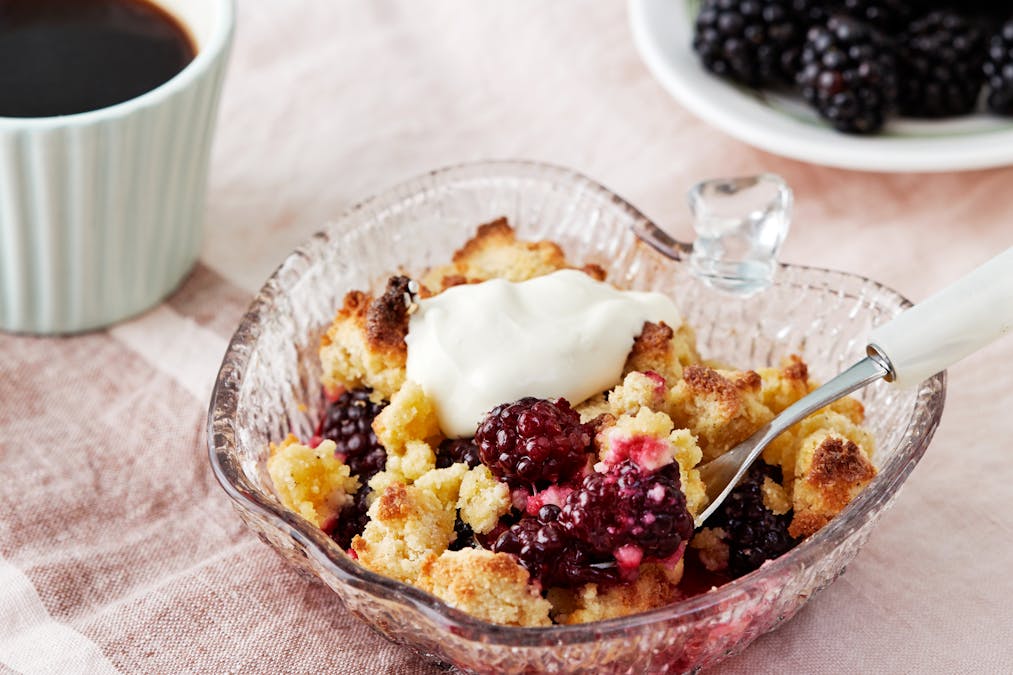 Gluten- och sockerfri smulpaj med björnbär