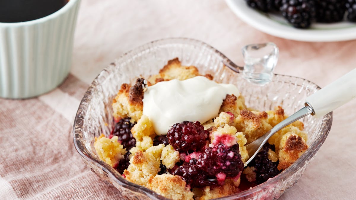 Gluten- och sockerfri smulpaj med björnbär