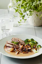 Ugnsstekta kalkonlår med svampsås