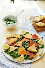 Saganakisallad med myntadip