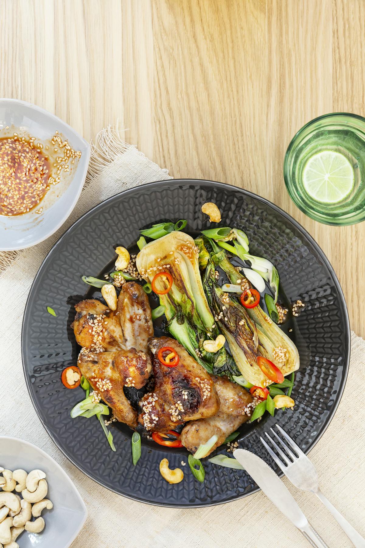 Asiatiska kycklingvingar med pak choi