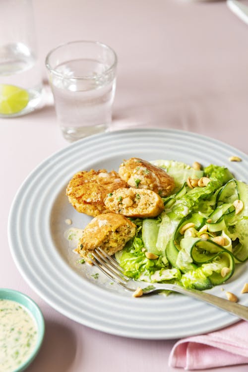 Asiatiska crab cakes med gurksallad