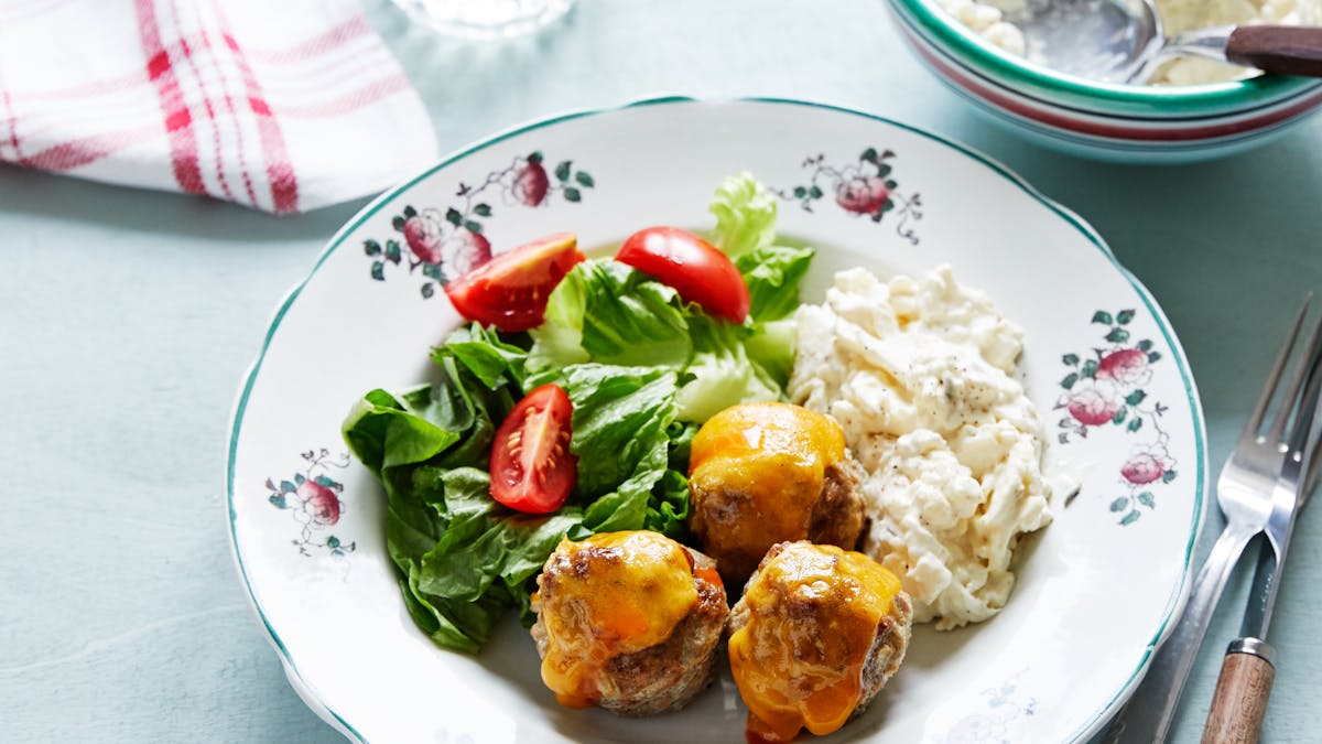 Köttbullar i ugn med blomkålsslaw