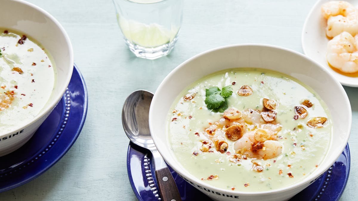 Avokadosoppa med räkor och vitlökschips