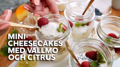 Mini-cheesecakes med vallmo och citrus