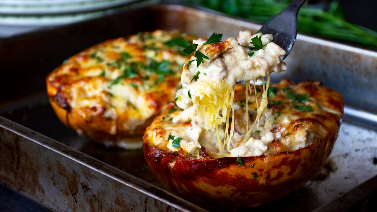 Fylld spaghettipumpa med kyckling och krämig ostsås