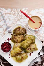 Kåldolmar med savoykål och gräddsås