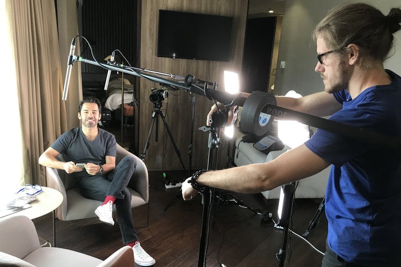 jonatan_sets_up_sound